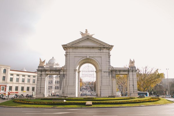 Comment organiser un séjour en Provence avec des ateliers de parfumerie et des randonnées dans les champs de lavande?